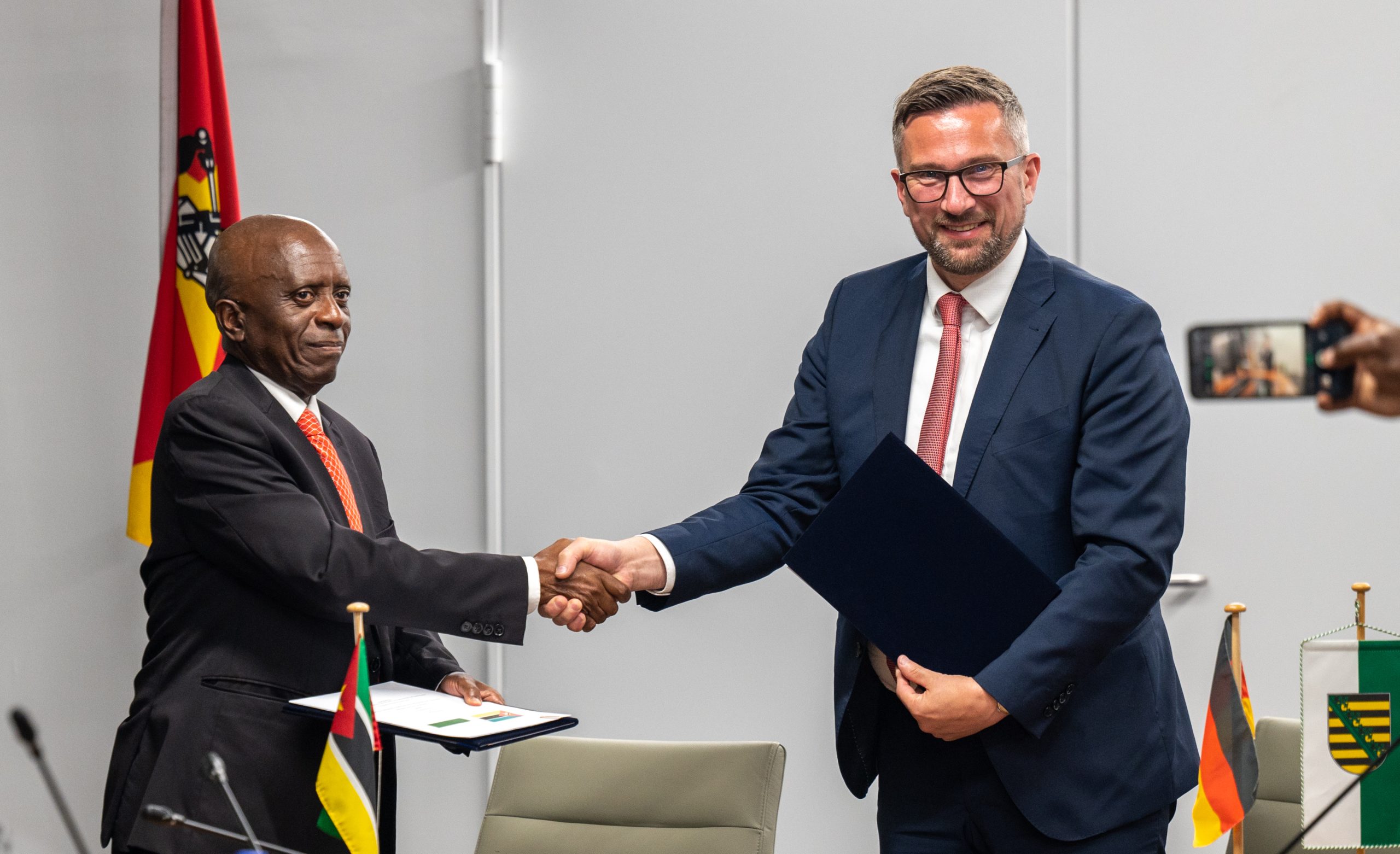 Sachsens Vize-MP Dulig unterzeichnet Vereinbarung mit mosambikanischem Bergbauminister