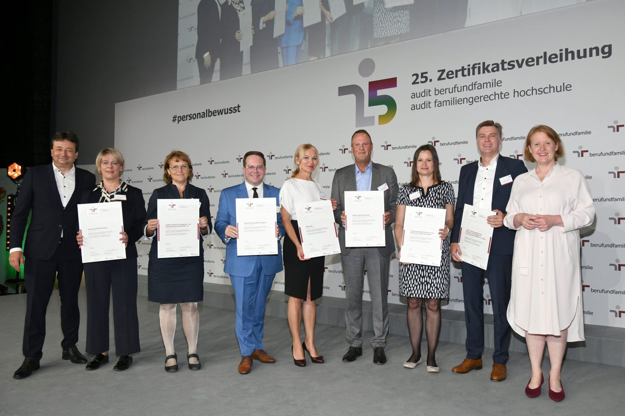 Staatssekretär und Amtschef Thomas Kralinski nimmt das Zertifikat von Kerstin Schütze im SMWA in Empfang