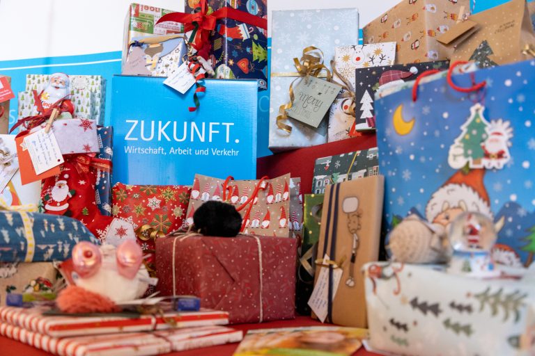 Voller Gabentisch in Steinbach: Beschäftigte des SMWA erfüllen Weihnachtswünsche im Kinderdorf