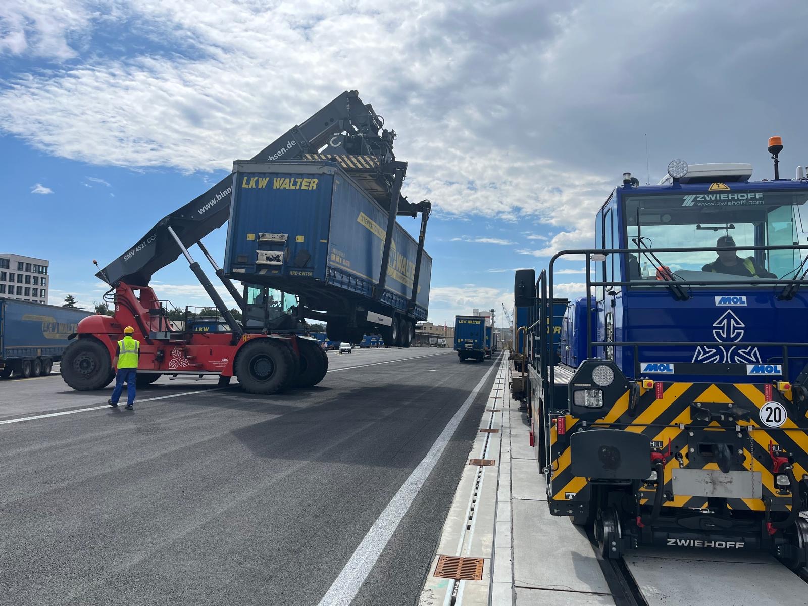 Von der Straße auf die Schiene: Neuer TrailerPort im Alberthafen Dresden fertiggestellt