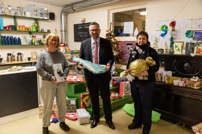 Martin Dulig überreicht Weihnachtsgeschenke des SMWA