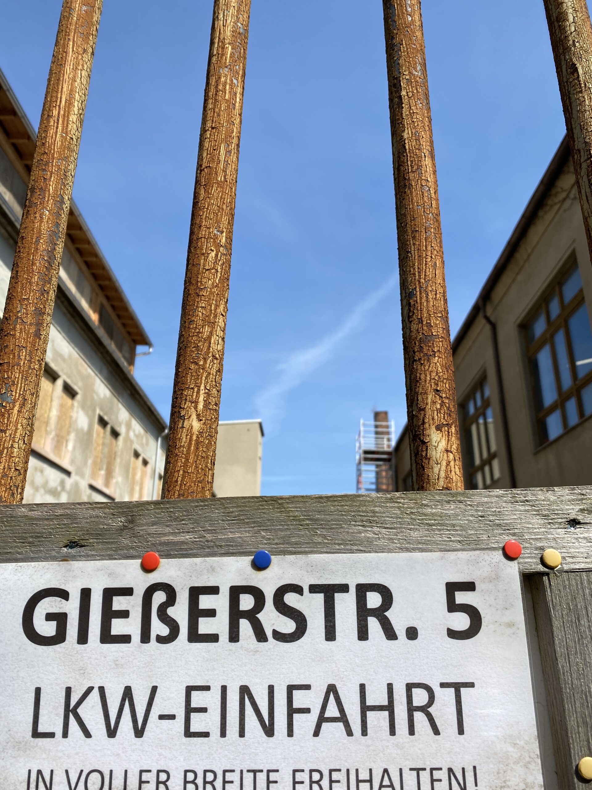 Adresschild der ehemaligen Fabrik: Gießerstraße 5