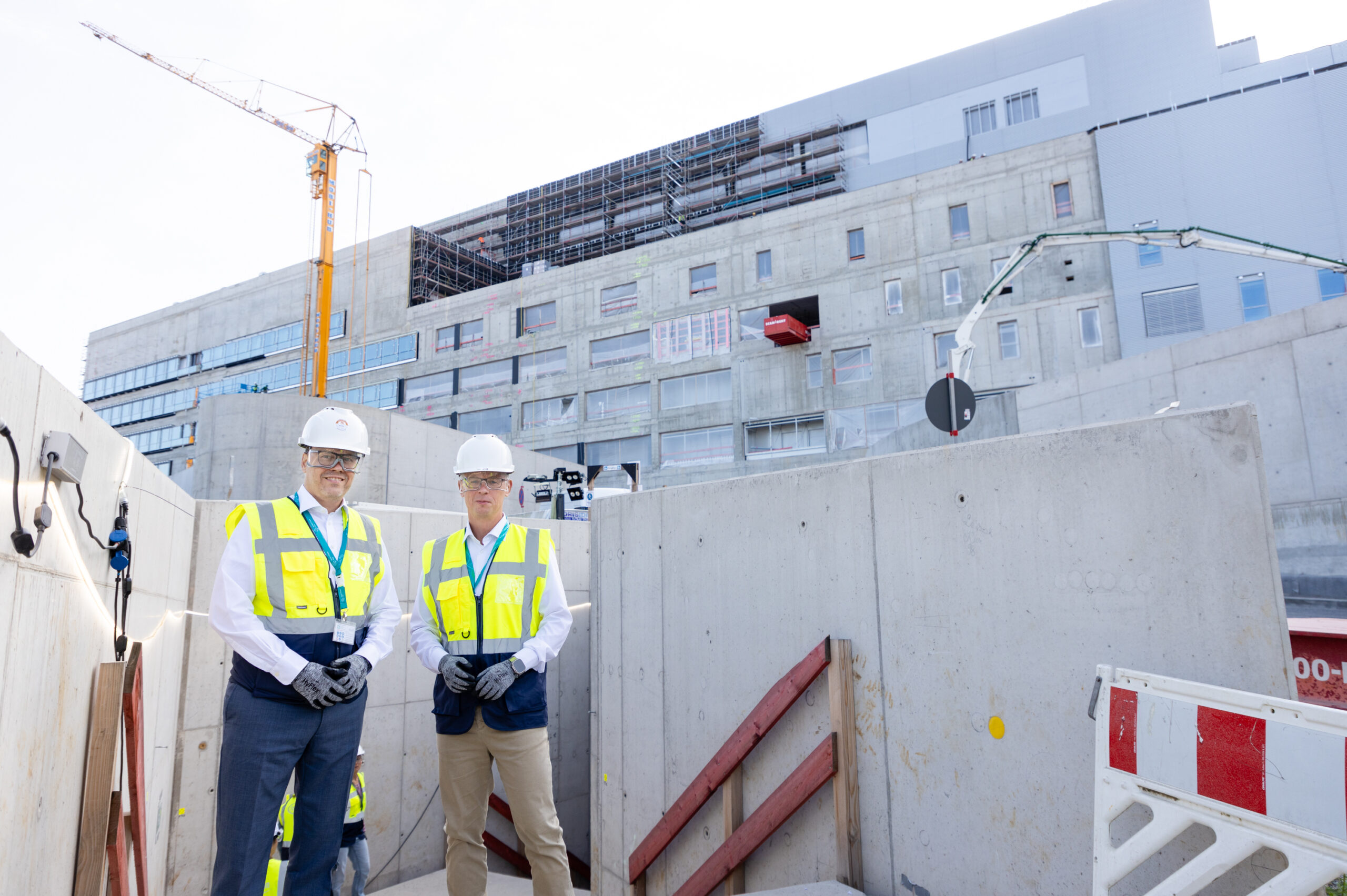 Wirtschaftsminister Dirk Panter überzeugt sich vom Baufortschritt auf der Infineon-Baustelle in Dresden