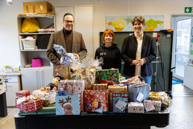 Weihnachtsfreude in Torgau: Dirk Panter überreicht 50 SMWA-Geschenke an Kinder der OKJA