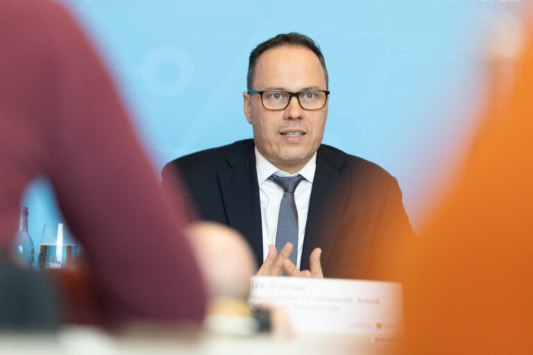 Wirtschaftsminister Panter stellt »Zukunftspaket I« für Wirtschaft und Arbeit in Sachsen vor