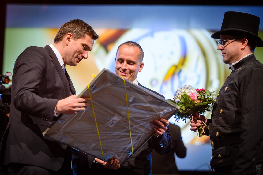 Martin Dulig bei der Überreichung eines Präsents bei der Meisterfeier 2014