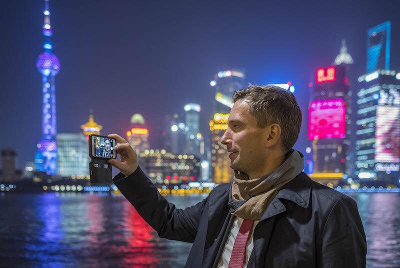 Im Vordergrung Minister Martin Dulig im Hintergund Shanghai