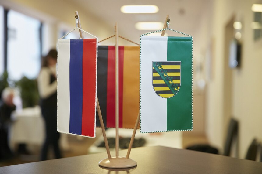Russische, Deutsche und Sächsische Flagge auf einem Tisch