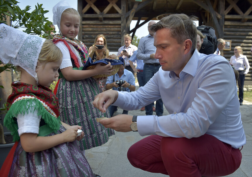 Sommertour von Martin Dulig nach Schwarzkollm, Krabatmühle. Begrüßung mit Brot und Salz.