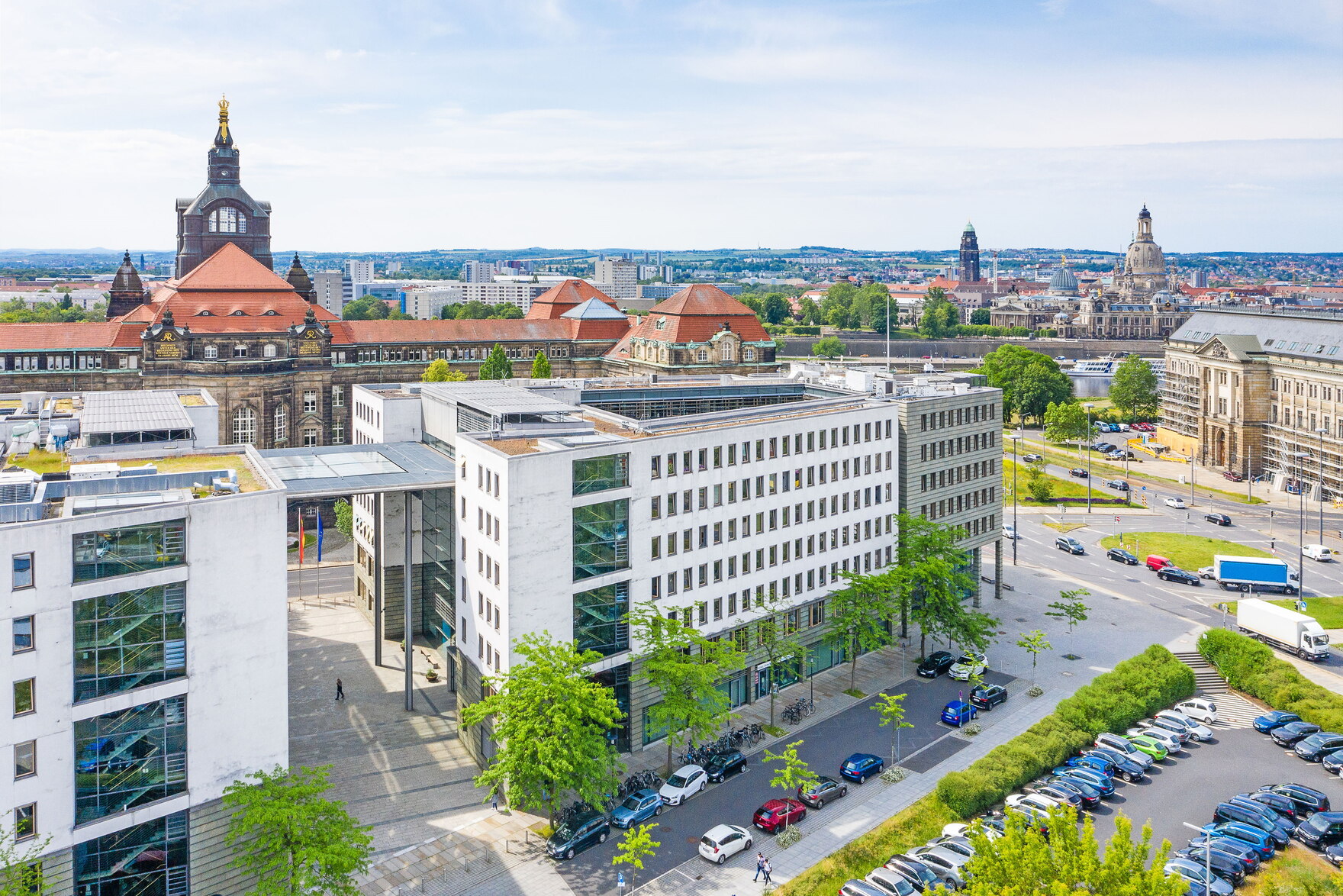 Das Gebäude des Sächsischen Staatsministeriums für Wirtschaft, Arbeit und Verkehr aus der Vogelperspektive.