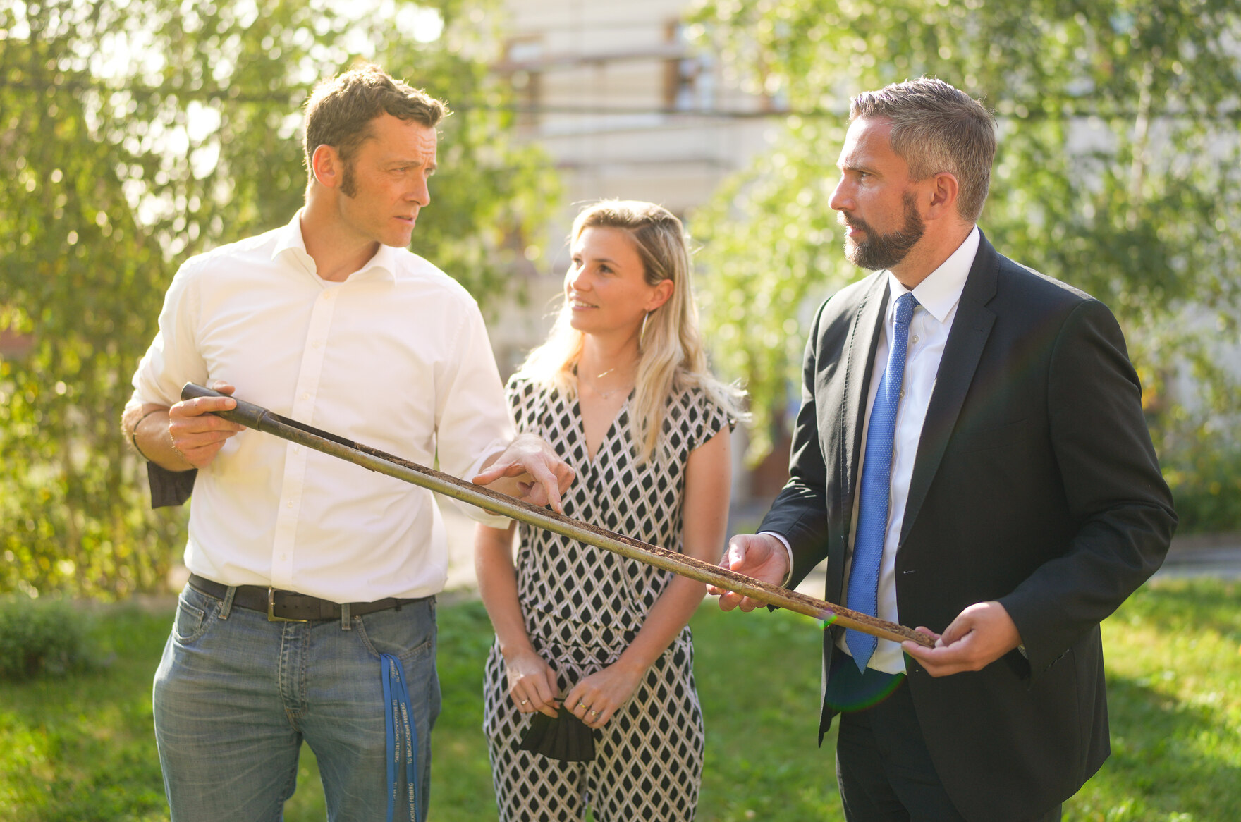 Dr. Michael Schüngel und Dr. Daniela Vogt erklären Minister Martin Dulig einen Bohrkern, mit dem zuvor Bodenproben genommen wurden.