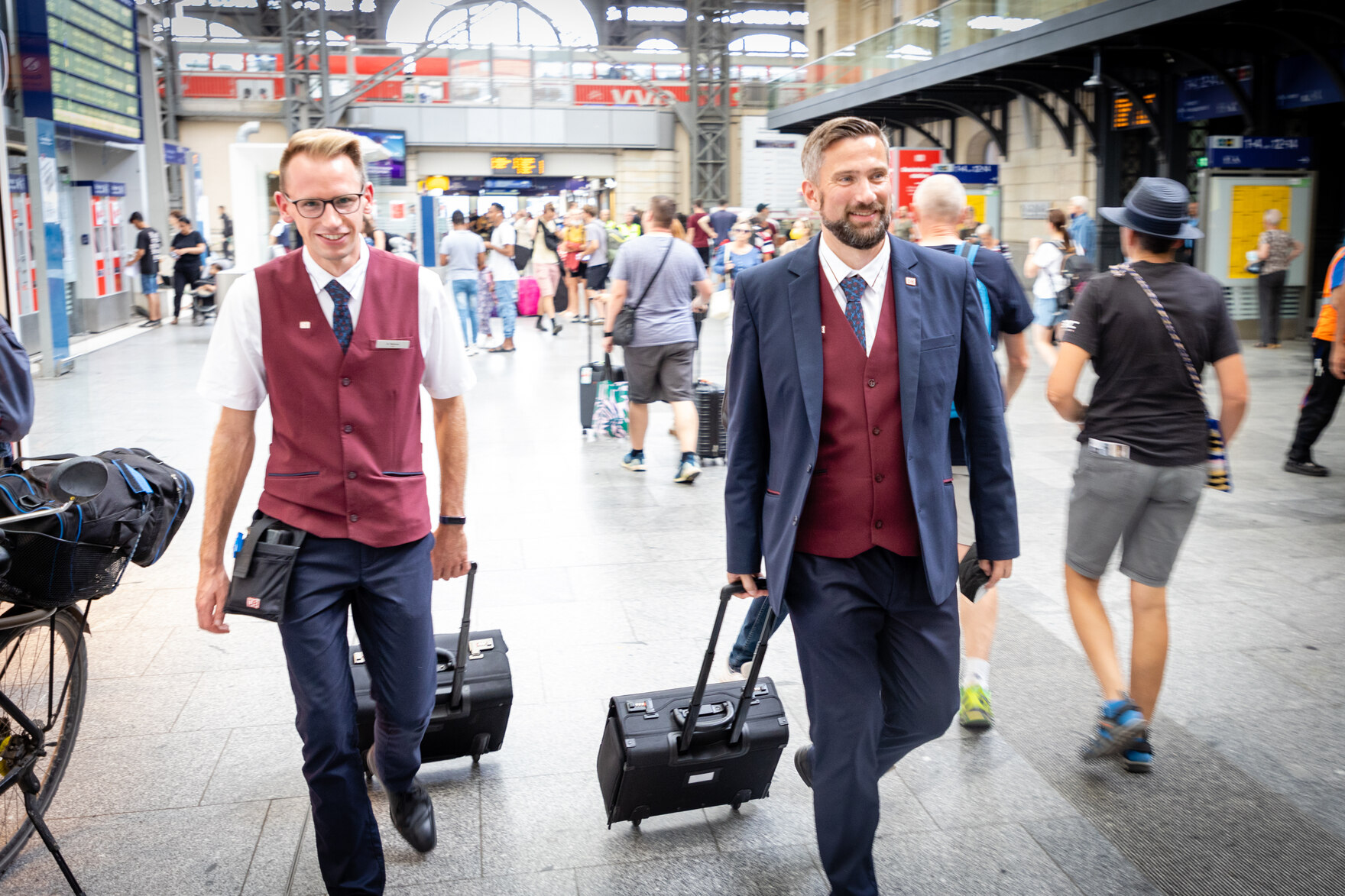 Staatsminister Martin Dulig als Zugbegleiter der DB Regio. 