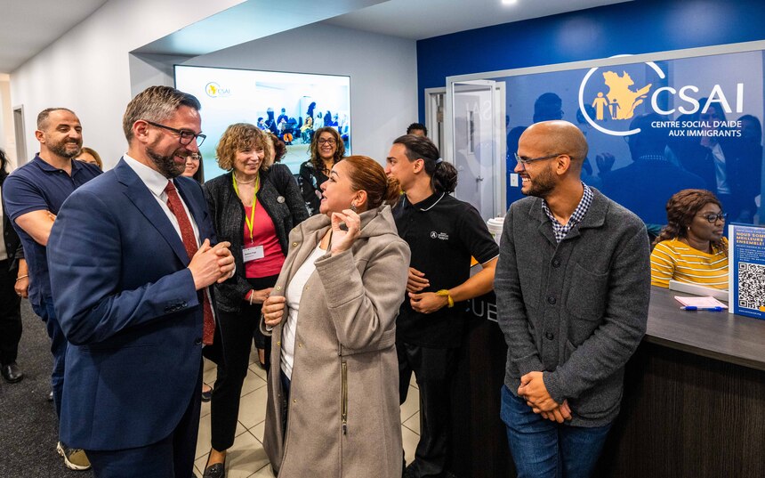 Minister Martin Dulig im Gespräch mit einer Dame im Centre social d'aide aux immigrants (CSAI)