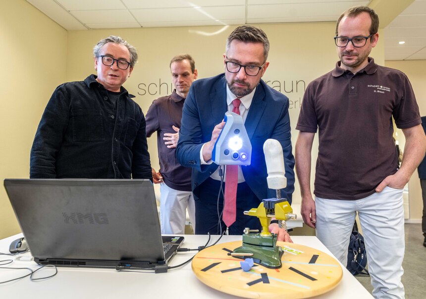 Minister Martin Dulig bei der Schubert und Braun Prothesenwerk GmbH. 3D-Spezialist Tobias Hackbeil (l.), Staatsminister Martin Dulig (3.v.l.), und die beiden Geschäftsführer Jonas Schubert und Christoph Braun.