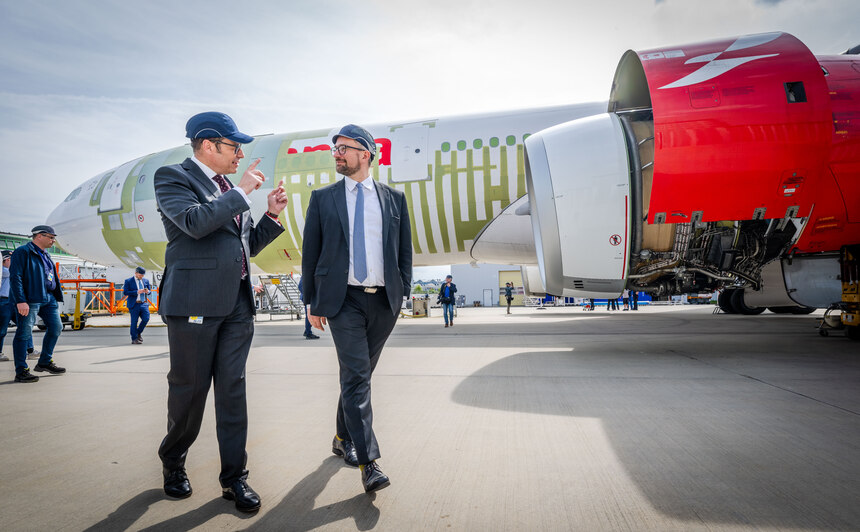 Zwei Personen stehen vor einem Flugzeug