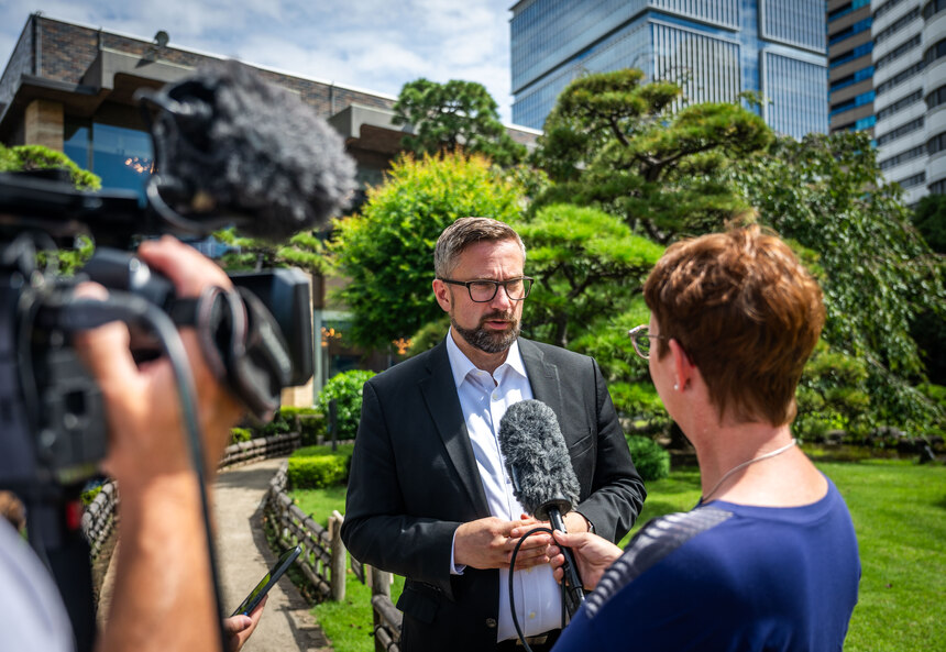 Eine Person gibt ein Interview für das Fernsehen