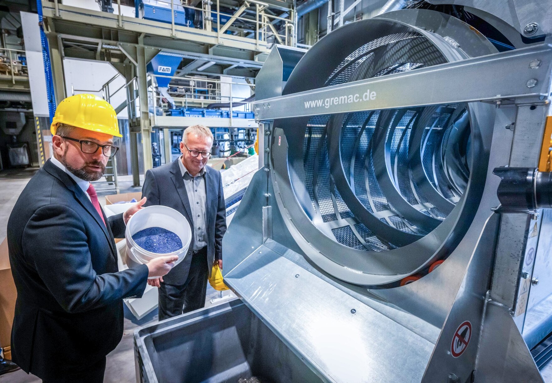 Minister Martin Dulig mit einem Mitarbeiter an einer Anlage.