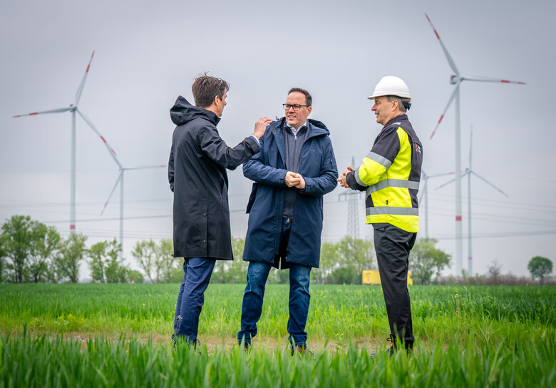 Minister Dirk Panter mit zwei weiteren Herren im Windpark Streumen/Glaubitz