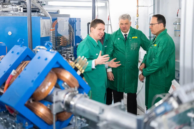 Minister Dirk Panter mit zwei weiteren Herren im Helmholtz-Zentrum Dresden-Rossendorf.