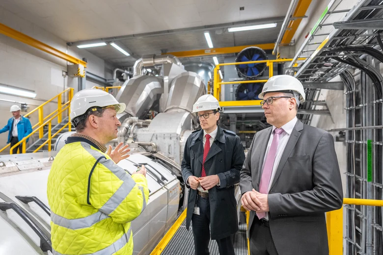 Minster Dirk Panter im Gespräch mit zwei Herren beim Thementag Neue Energien im Innovationskraftwerk Dresden-Reick