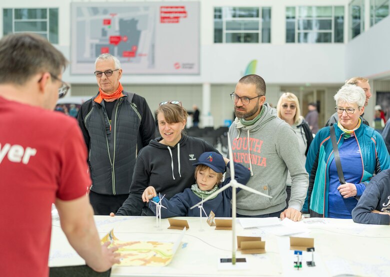 Besucherinnen und Besucher an einem Stand bei der Auftaktveranstaltung der Sächsischen Energietage