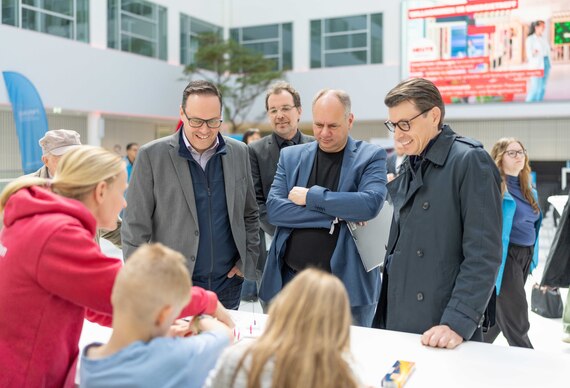 Sachsens Wirtschafts- und Energieminister Dirk Panter mit Dresdens Oberbürgermeister Dirk Hilbert und Dr. Axel Cunow (Vorstand SachsenEnergie AG) an einem Stand bei den Sächsischen Energietagen