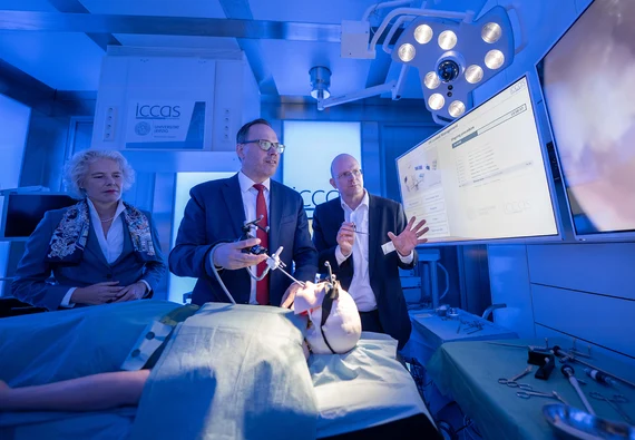Staatsminister Dirk Panter neben einer Dame und einem Herren bei einem Besuch des Forschungs- und Transferinstituts der Medizinischen Fakultät der Universität Leipzig.