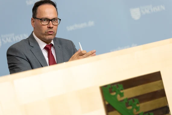 Wirtschaftsminister Dirk Panter spricht bei einer Pressekonferenz.