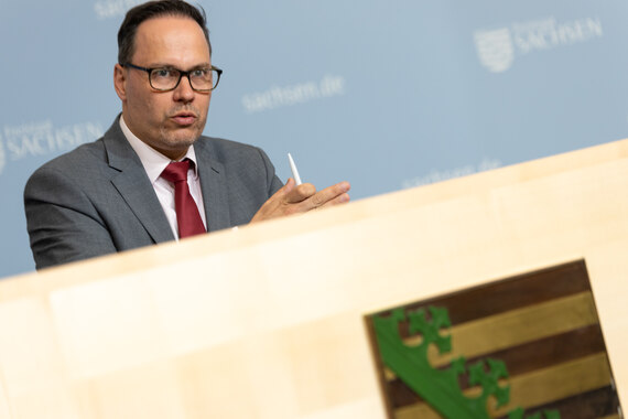 Wirtschaftsminister Dirk Panter spricht bei einer Pressekonferenz.