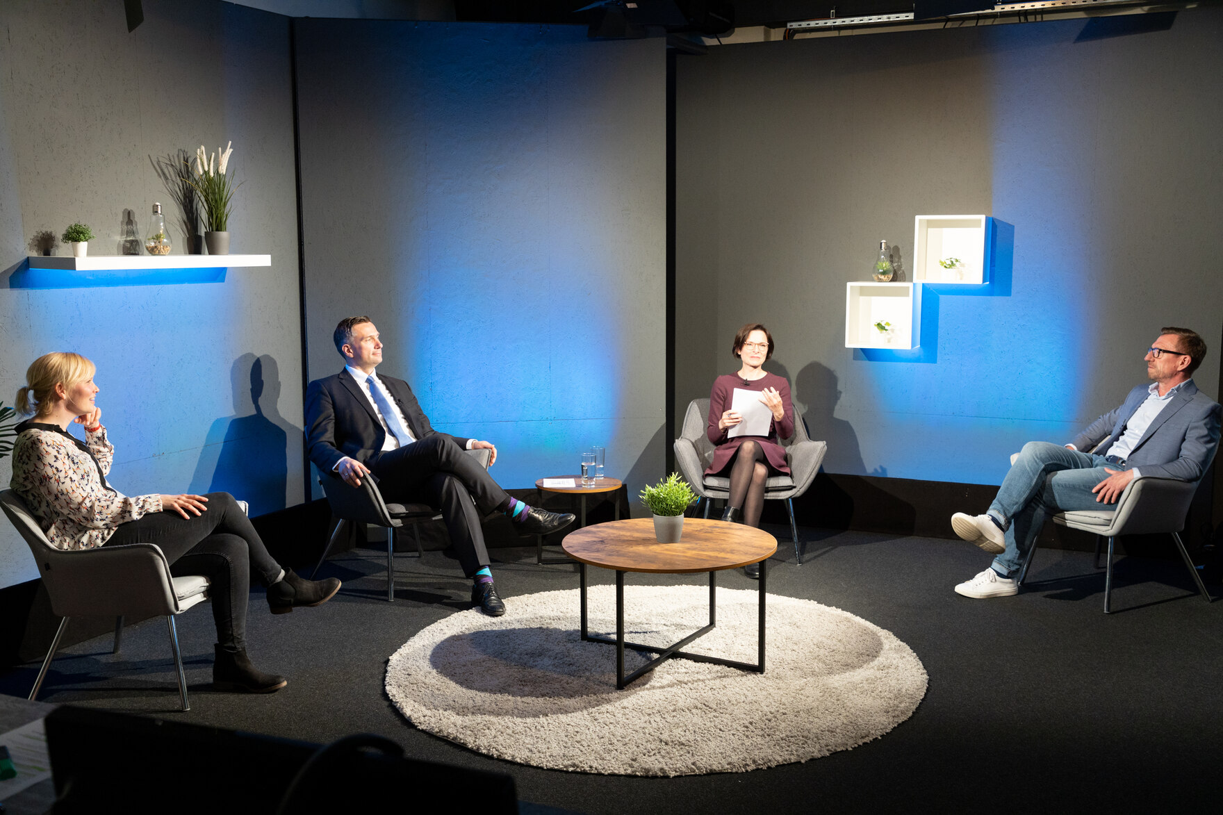 Wirtschaftsminister Martin Dulig zusammen mit weiteren Studiogästen in der Sendung »Martin Dulig | Konkret«