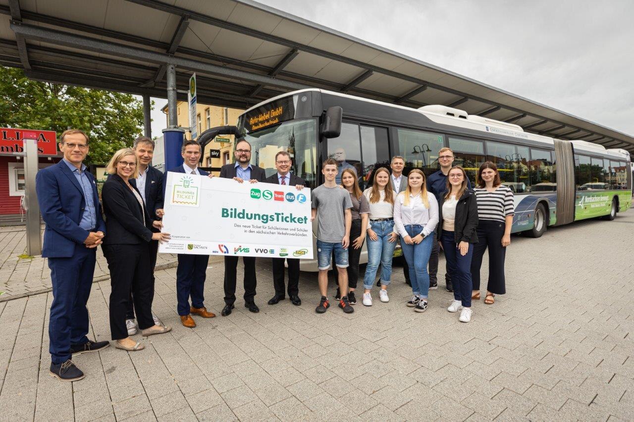 Wirtschaftsminister Martin Dulig mit Schülern und weiteren Teilnehmern bei einem Pressetermin zum Bildungsticket.