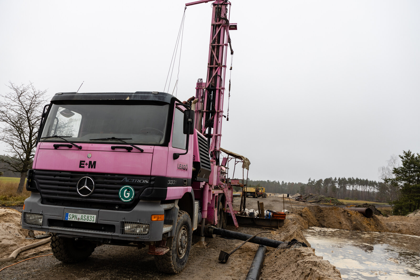 Rosafarbener Laster im Tagebau.