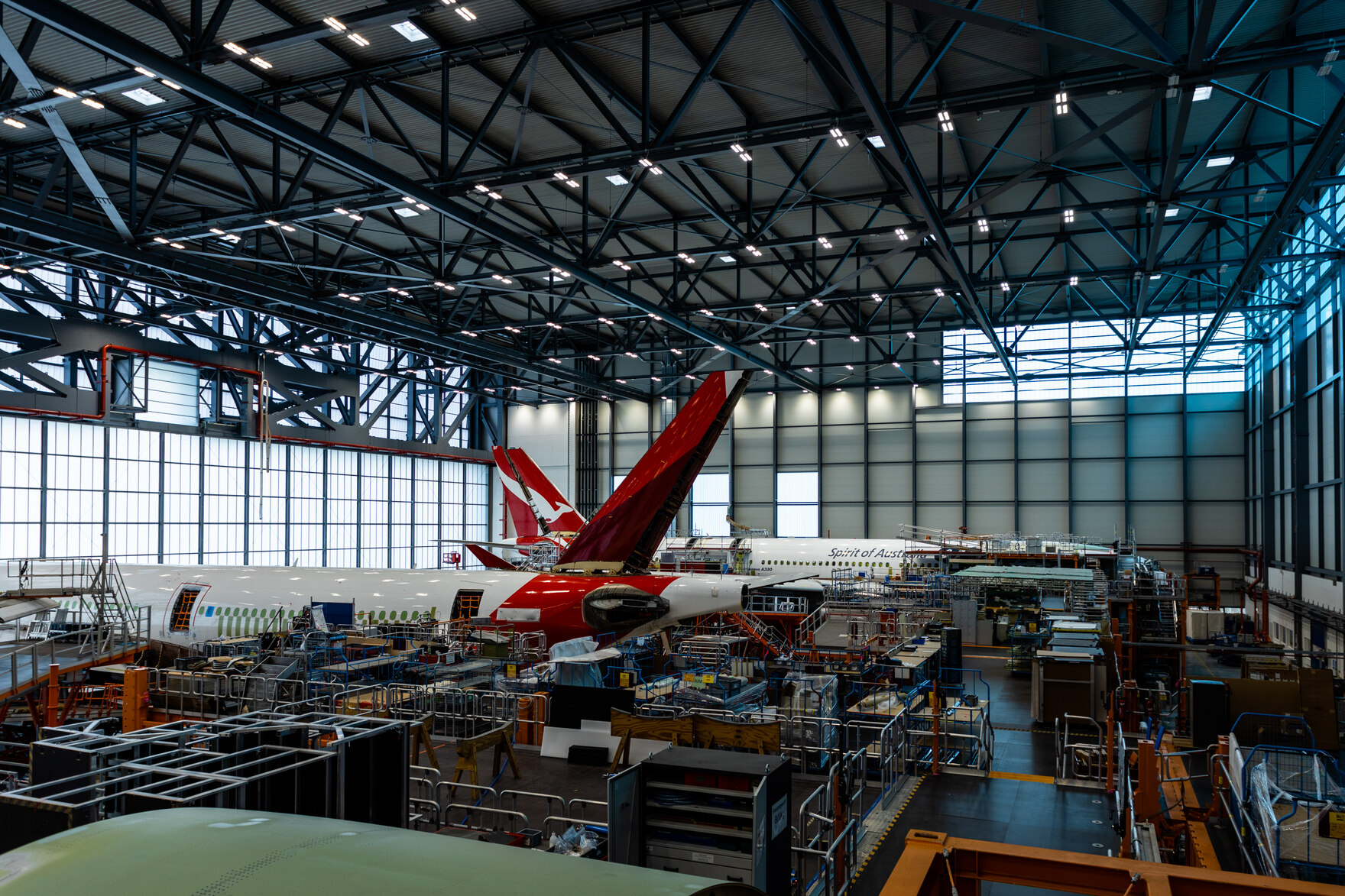 Blick in die Umbauhalle der Elbeflugzeugwerke.