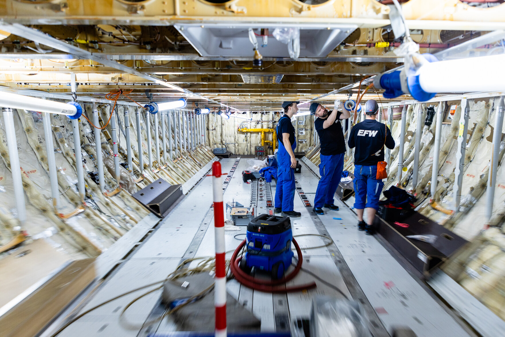 Minister Martin Dulig mit zwei weiteren Kollegen der Elbeflugzeugwerke in einem Flugzeug.
