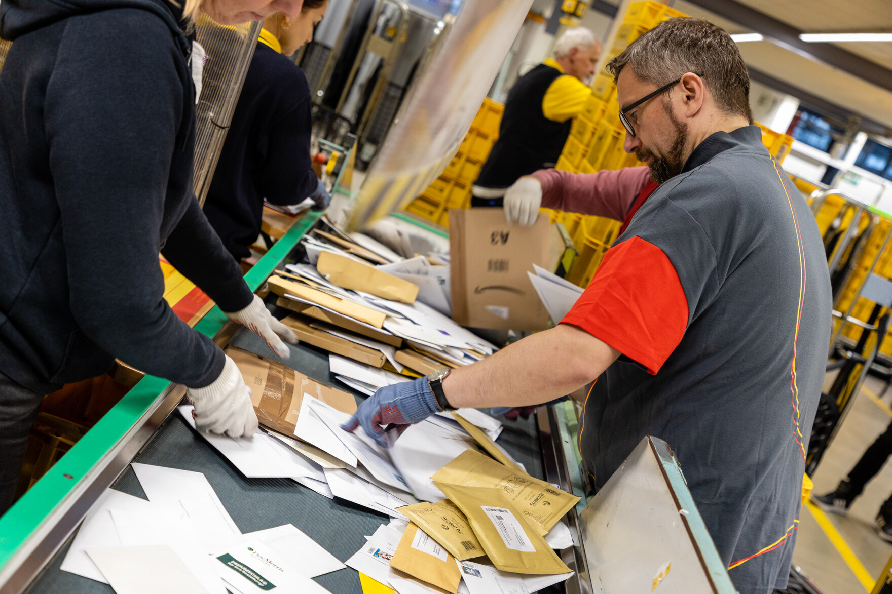 Minister Martin Dulig sortiert Briefe im Briefzentrum der Deutschen Post.