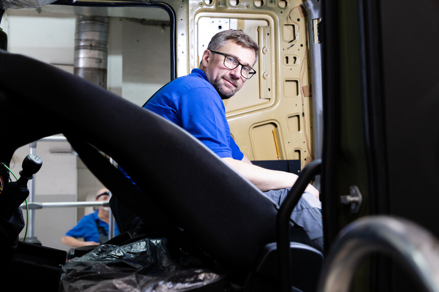 Minister Martin Dulig schaut aus einem Fahrzeug beim Sonderfahrzeugbauer BINZ in Plauen.