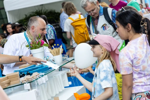 Besucherinnen und Besucher an einem Stand des SMWA beim Tag des offenen Regierungsviertels 2023.