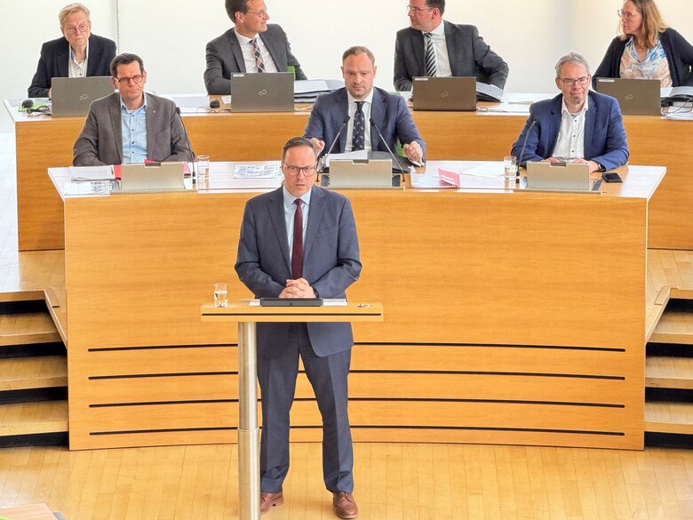Staatsminister Dirk Panter hält eine Rede im Sächsischen Landtag.