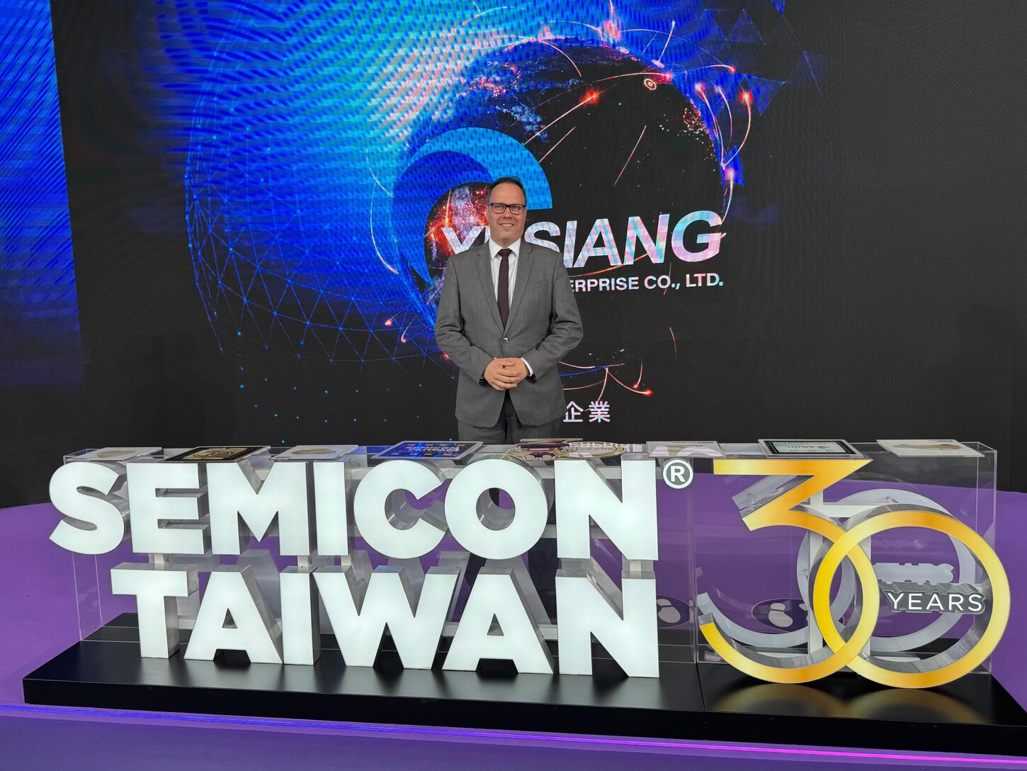 Wirtschaftsminister Dirk Panter auf der Messe SEMICON in Taiwan