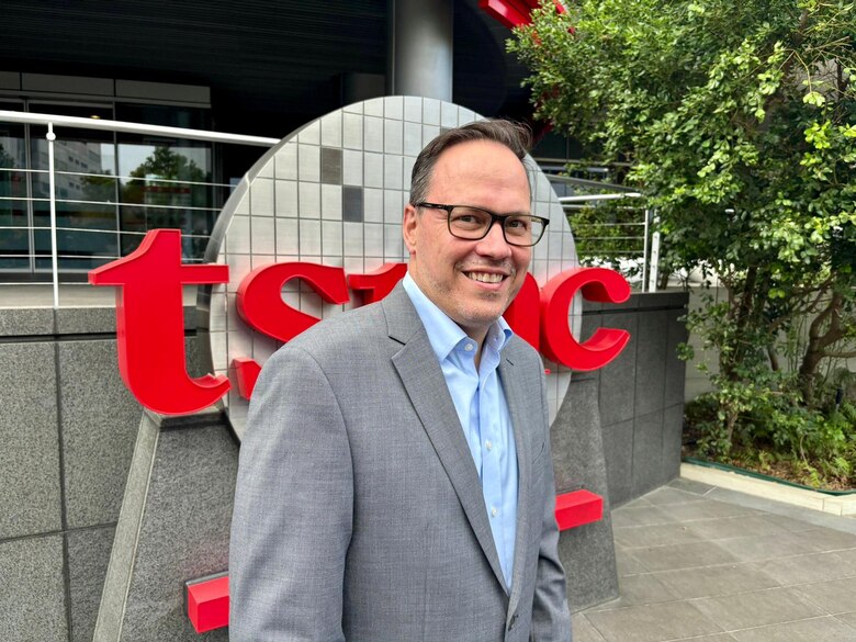 Minister Dirk Panter vor dem TSMC-Headquarter in Hsinchu