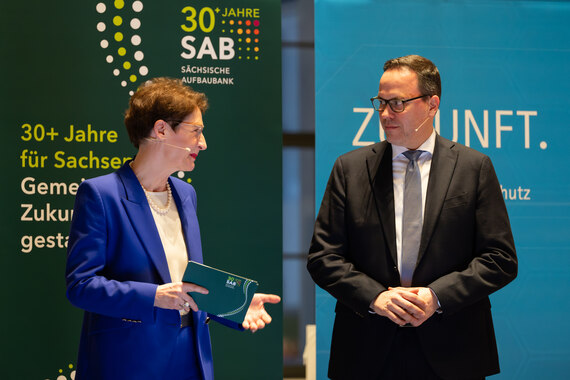 Wirtschaftsminister Dirk Panter im Dialog mit Dr. Katrin Leonhardt, Vorsitzende des Vorstands der Sächsischen Aufbaubank -Förderbank-
