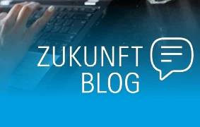 Eine Hand an einer Tastatur. Aufschrift: "Zukunftblog".