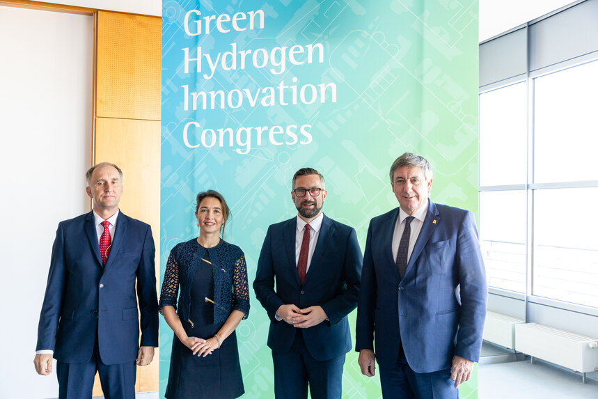 Minister Martin Dulig mit weiteren Teilnehmern beim Green Hydrogen Innovation Congress 2022.
