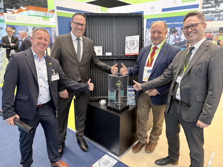 Wirtschaftsminister Dirk Panter, Geschäftsführer der Wirtschaftsförderung Sachsen Thomas Horn und zwei weitere Herren an einem Messestand.