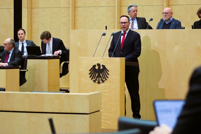 Staatsminister Dirk Panter hält eine Rede im Bundesrat