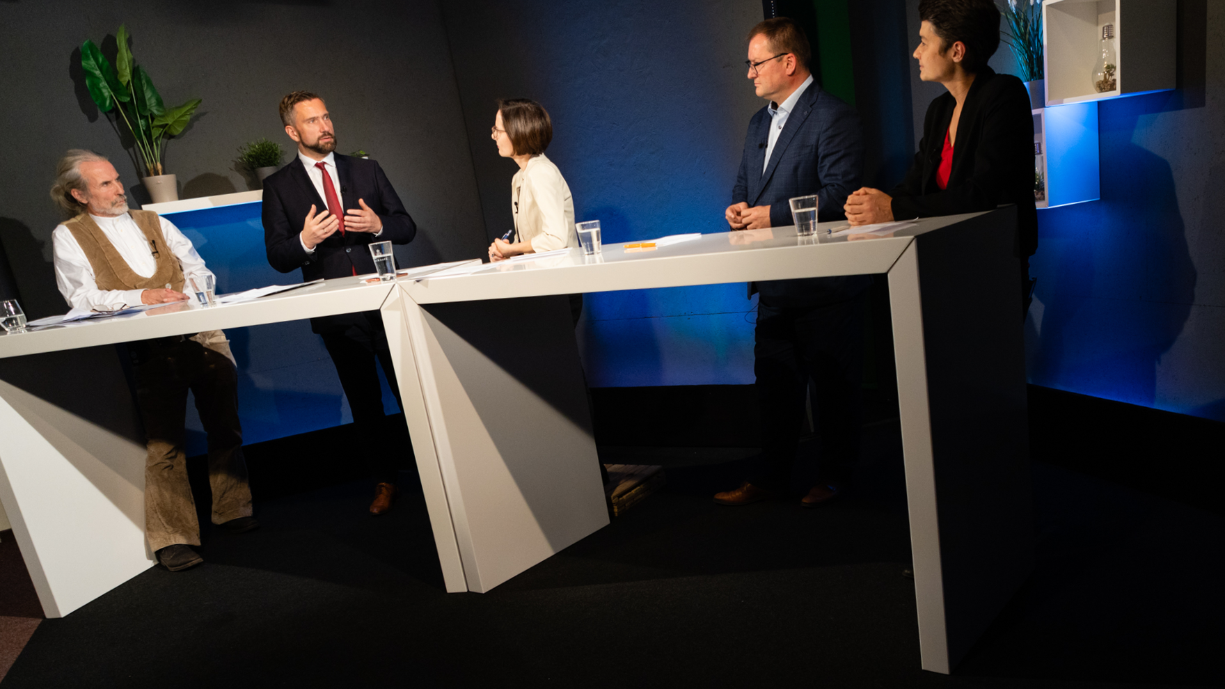 Staatsminister Martin Dulig mit weiteren Studiogästen im Wirtschaftstalk "Martin Dulig | Konkret"