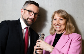 Minister Martin Dulig und Ministerin Petra Köpping halten ein Mikrofon im Podcast »A-Seite«