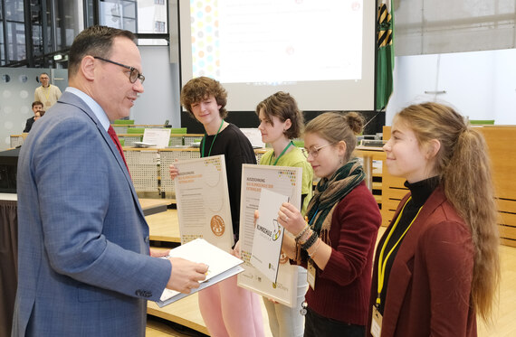 Minister Dirk Panter übergibt die Auszeichnungen Klimaschule der Extraklasse an Schülerinnen und Schüler