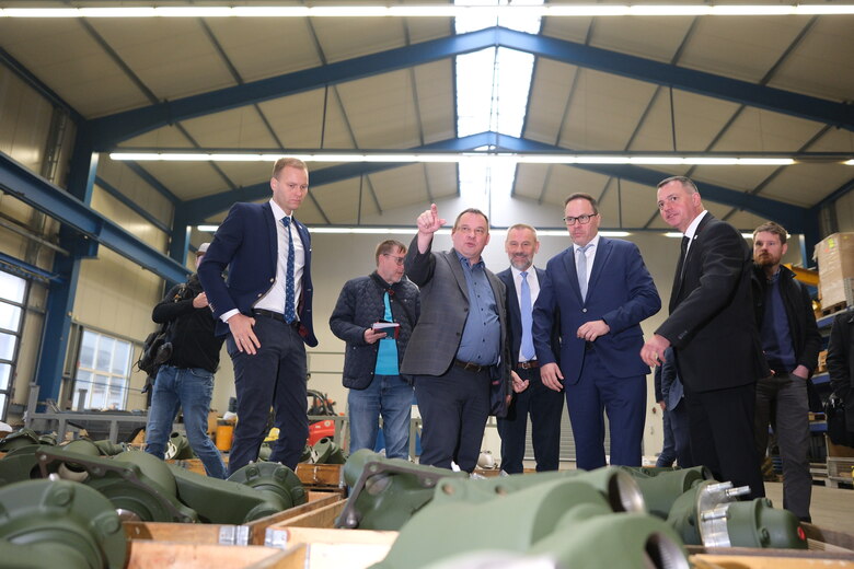 Minister Dirk Panter mit fünf weiteren Herren im Gespräch