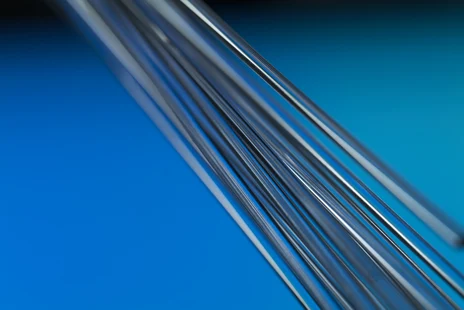Glasfaserleitungen auf blauem Hintergrund